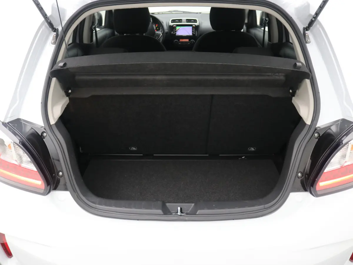 / Cruise Control / Airco Climate Control / LMV / Keyless Entry / Trekhaak / LMV / Navigatie / Dealer onderhouden /