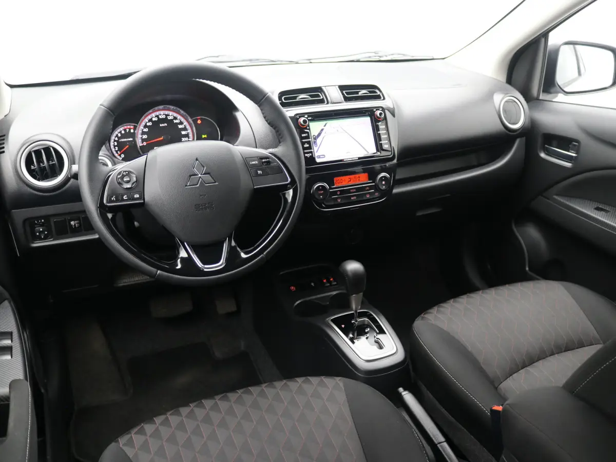 / Cruise Control / Airco Climate Control / LMV / Keyless Entry / Trekhaak / LMV / Navigatie / Dealer onderhouden /