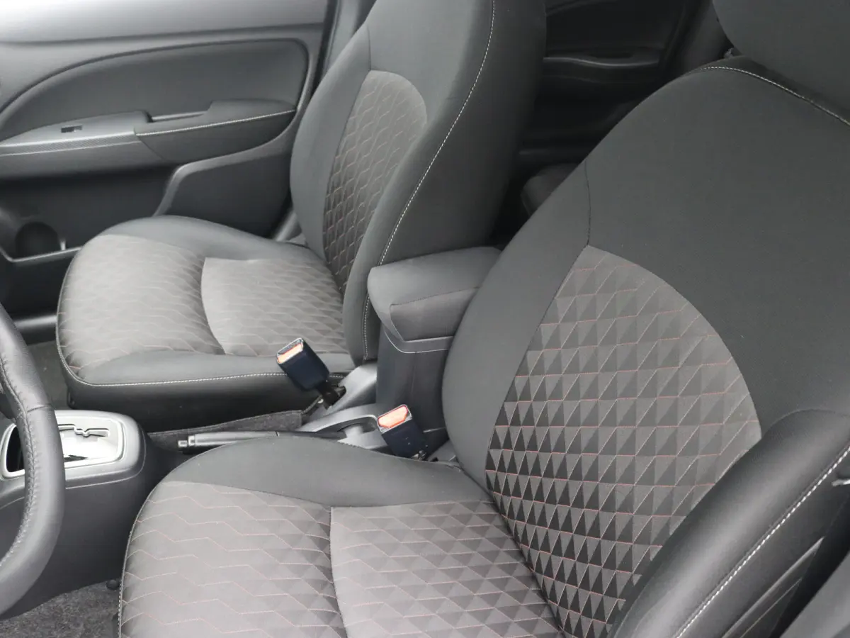 / Cruise Control / Airco Climate Control / LMV / Keyless Entry / Trekhaak / LMV / Navigatie / Dealer onderhouden /