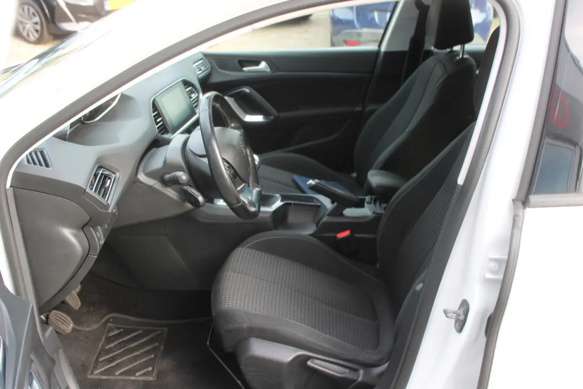 1.2 PureTech Active//Navi//Carplay//Trekhaak!!