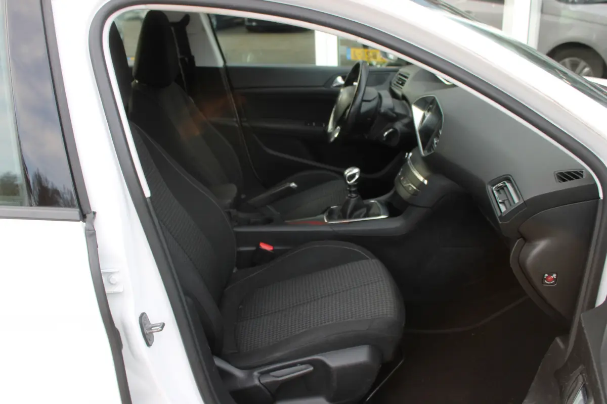 1.2 PureTech Active//Navi//Carplay//Trekhaak!!