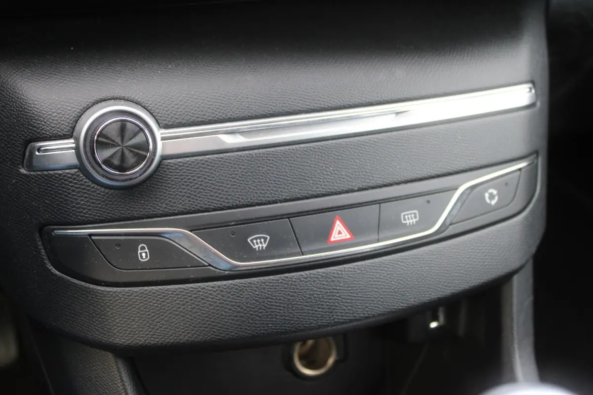 1.2 PureTech Active//Navi//Carplay//Trekhaak!!