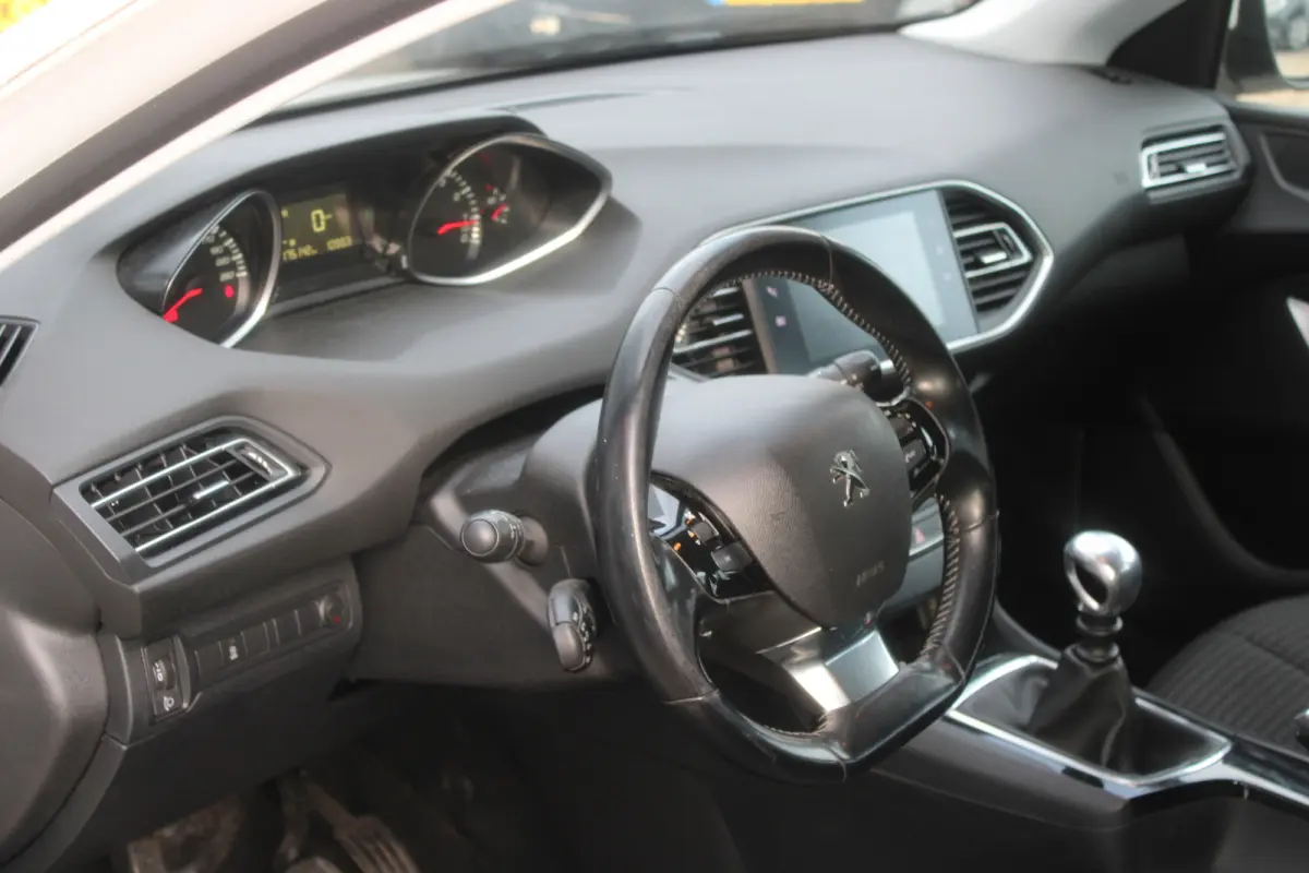 1.2 PureTech Active//Navi//Carplay//Trekhaak!!