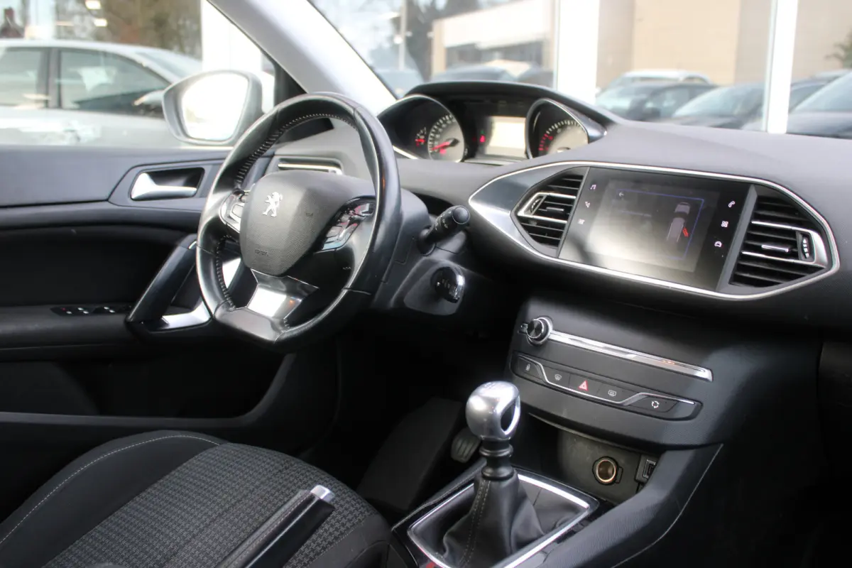 1.2 PureTech Active//Navi//Carplay//Trekhaak!!