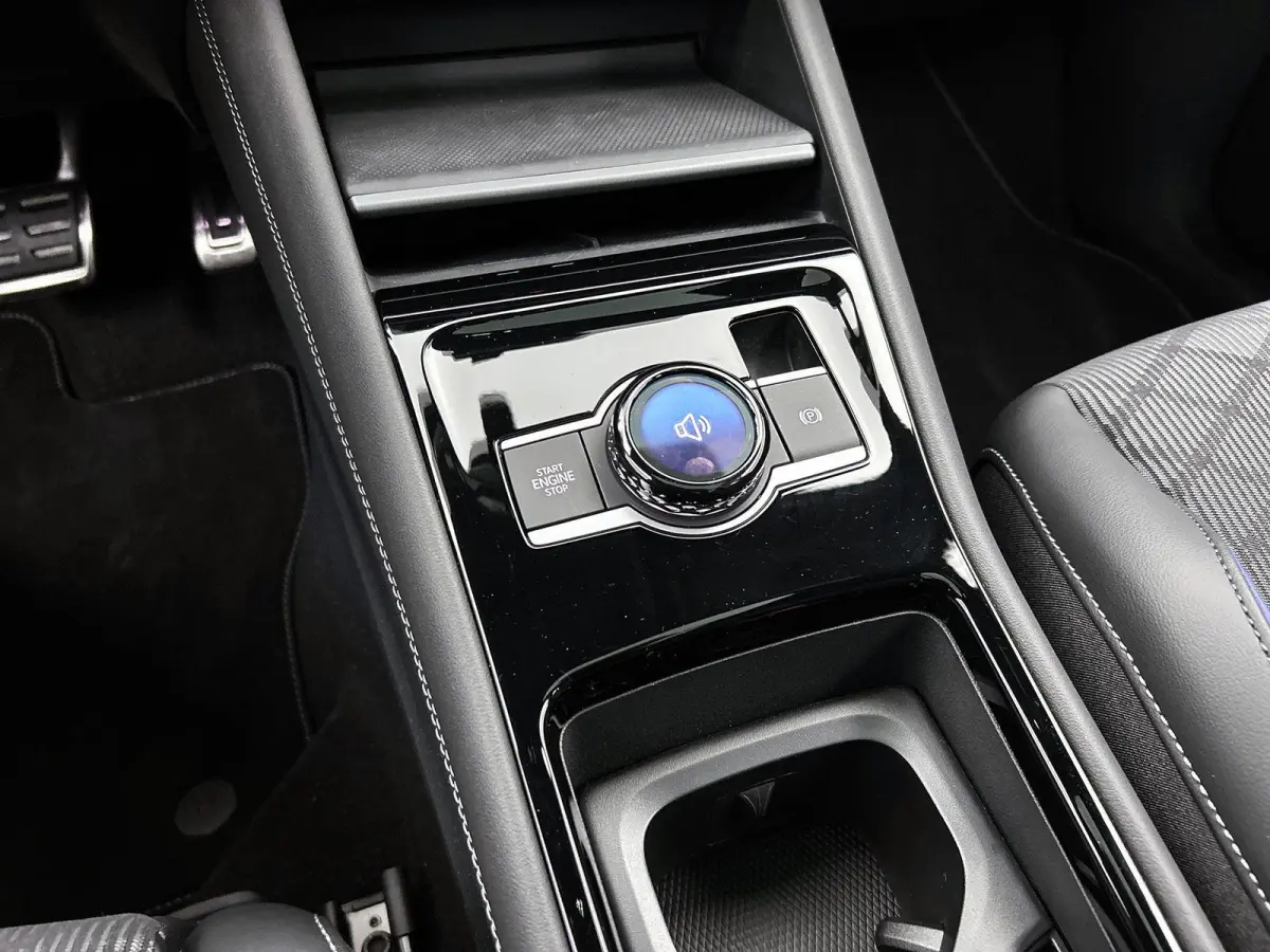 1.5 eHybrid R-Line Edition 204PK | Automaat | Panoramaschuif-kanteldak | Trekhaak inklapbaar | Black Style Pakket | 360 camera |