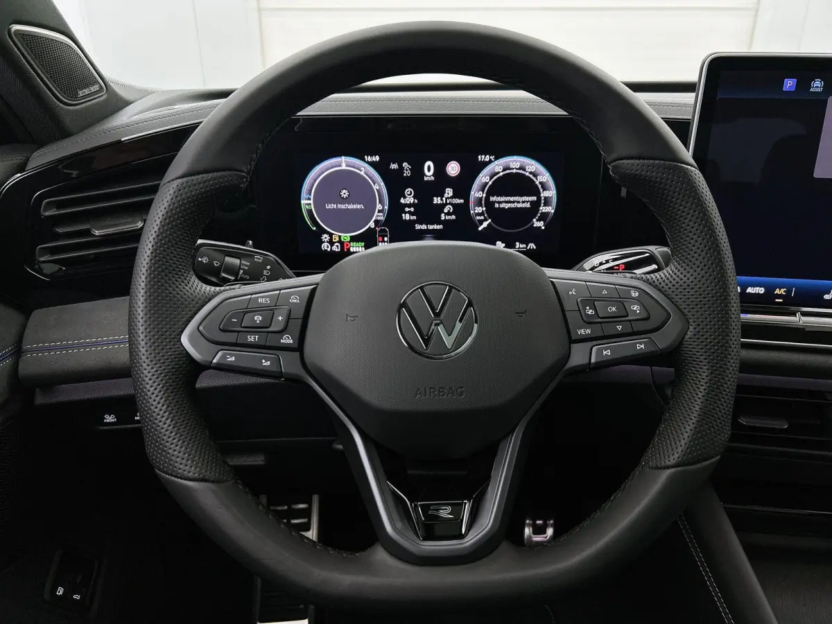 1.5 eHybrid R-Line Edition 204PK | Automaat | Panoramaschuif-kanteldak | Trekhaak inklapbaar | Black Style Pakket | 360 camera |
