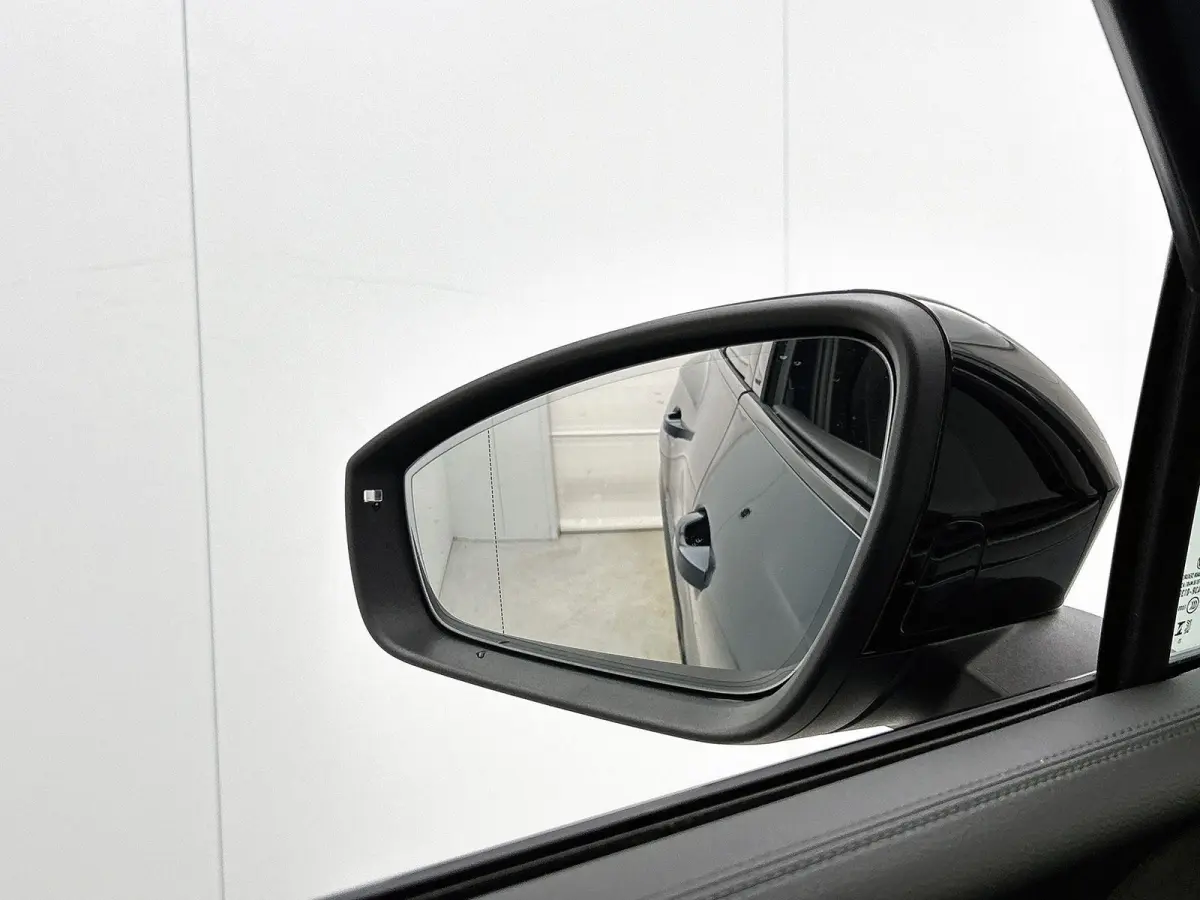1.5 eHybrid R-Line Edition 204PK | Automaat | Panoramaschuif-kanteldak | Trekhaak inklapbaar | Black Style Pakket | 360 camera |