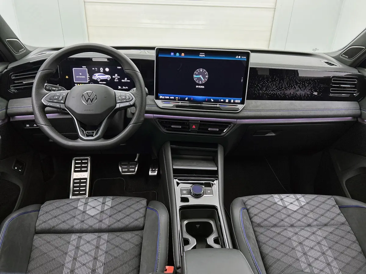 1.5 eHybrid R-Line Edition 204PK | Automaat | Panoramaschuif-kanteldak | Trekhaak inklapbaar | Black Style Pakket | 360 camera |