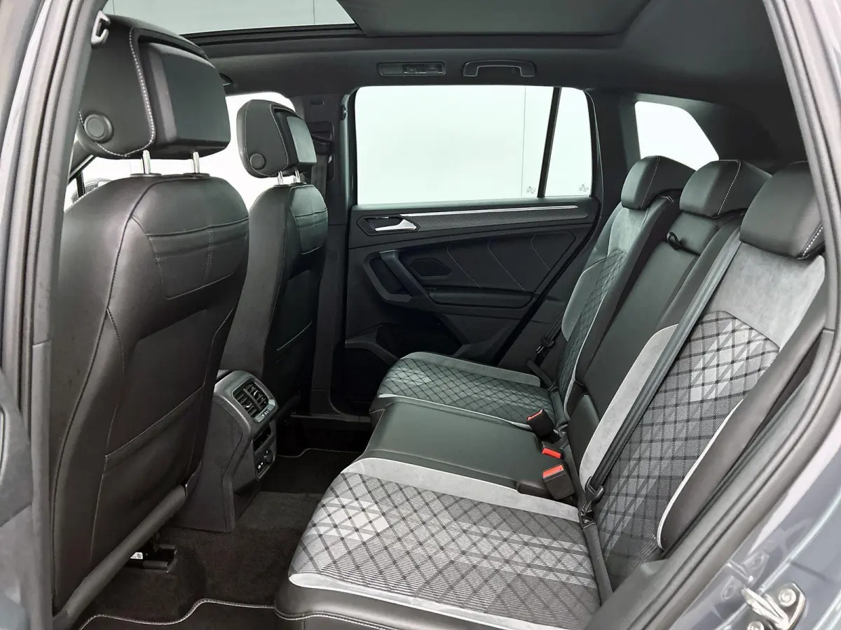1.5 TSI R-Line Business+ 150 PK | R-Line | Automaat | Panoramadak | Achteruitrijcamera | Navigatie | Dodehoeksensor | Stoelverwarming | Stuurverwarming | Climate Control | Apple Carplay | An