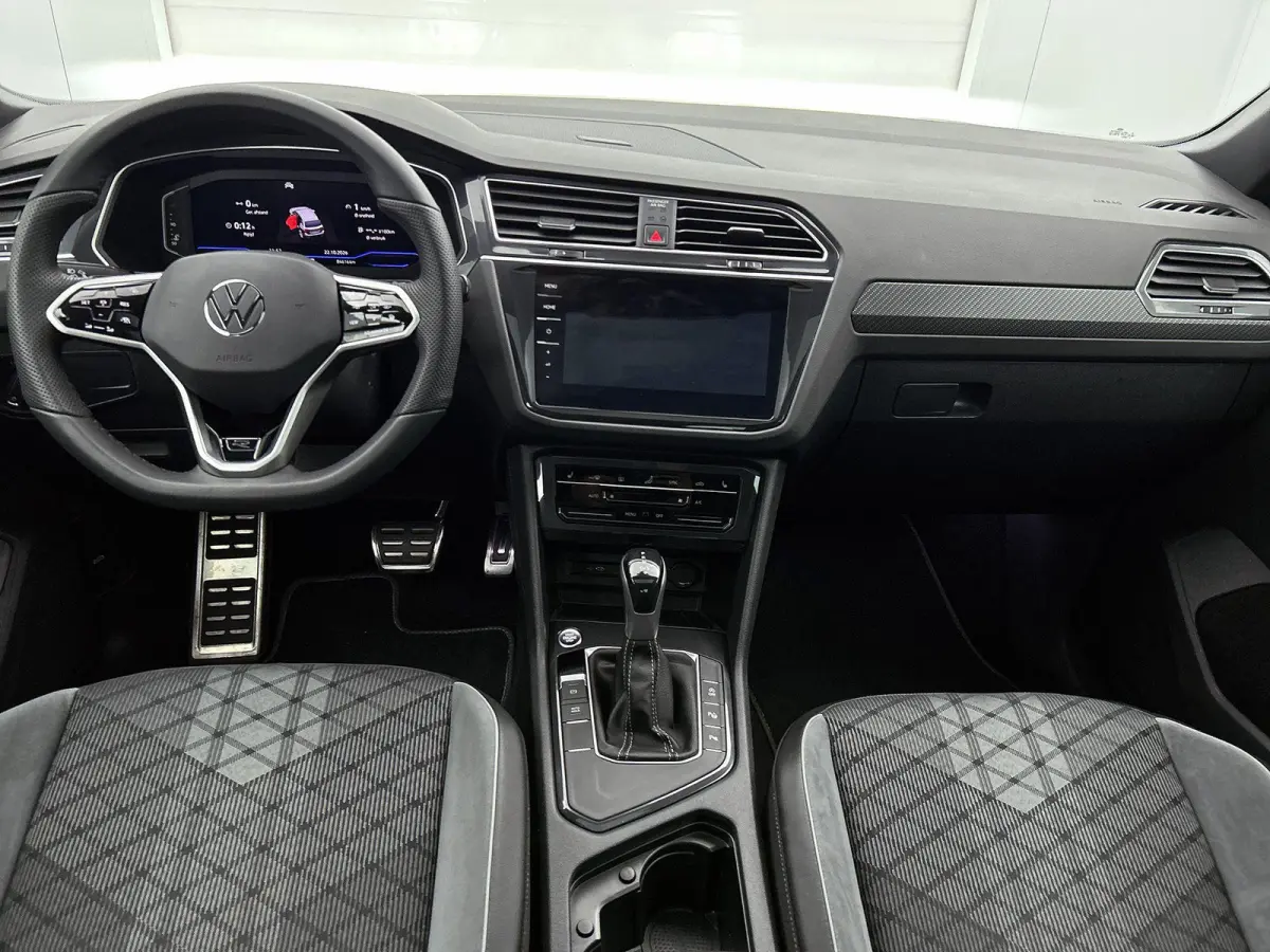 1.5 TSI R-Line Business+ 150 PK | R-Line | Automaat | Panoramadak | Achteruitrijcamera | Navigatie | Dodehoeksensor | Stoelverwarming | Stuurverwarming | Climate Control | Apple Carplay | An