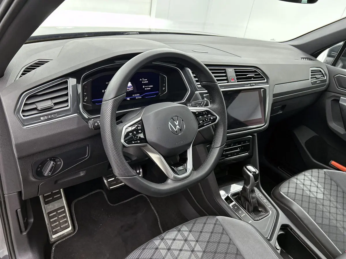 1.5 TSI R-Line Business+ 150 PK | R-Line | Automaat | Panoramadak | Achteruitrijcamera | Navigatie | Dodehoeksensor | Stoelverwarming | Stuurverwarming | Climate Control | Apple Carplay | An