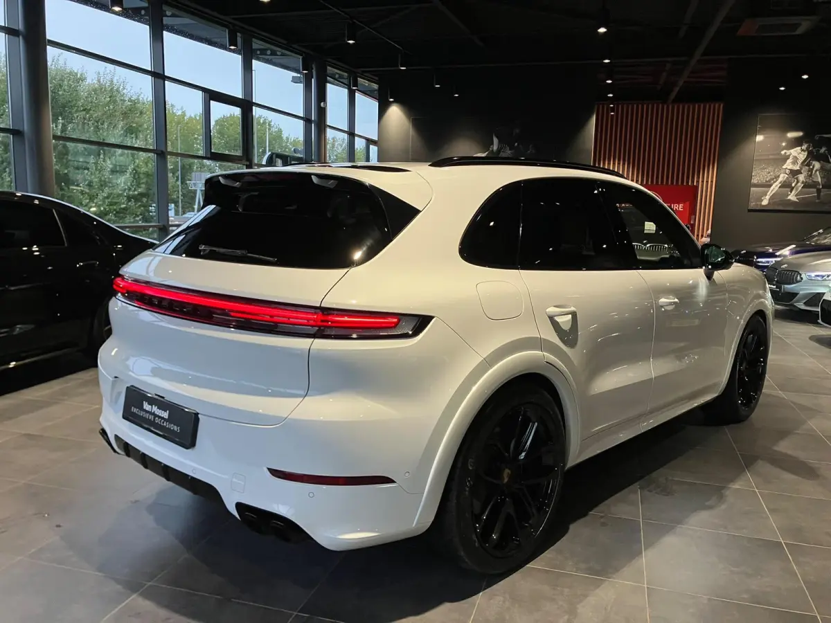 3.0 E-Hybrid Black Edition | SPORTDESIGN | SPORTEINDPIJPEN | PASM LUCHTVERING | PANORAMA/SCHUIF-KANTELDAK | SPORTCHRONO | 22 INCH | SOFTCLOSE | HEAD-UP | 14-WEG STOELEN | ADAPTIVE CRUISE CON