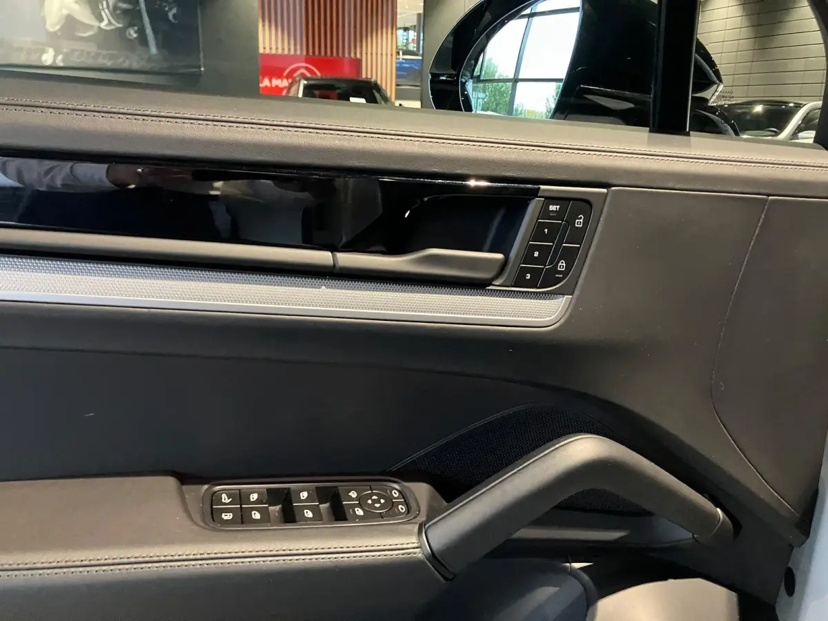 3.0 E-Hybrid Black Edition | SPORTDESIGN | SPORTEINDPIJPEN | PASM LUCHTVERING | PANORAMA/SCHUIF-KANTELDAK | SPORTCHRONO | 22 INCH | SOFTCLOSE | HEAD-UP | 14-WEG STOELEN | ADAPTIVE CRUISE CON