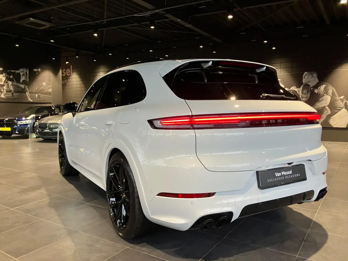 3.0 E-Hybrid Black Edition | SPORTDESIGN | SPORTEINDPIJPEN | PASM LUCHTVERING | PANORAMA/SCHUIF-KANTELDAK | SPORTCHRONO | 22 INCH | SOFTCLOSE | HEAD-UP | 14-WEG STOELEN | ADAPTIVE CRUISE CON
