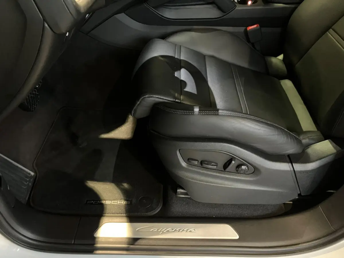 3.0 E-Hybrid Black Edition | SPORTDESIGN | SPORTEINDPIJPEN | PASM LUCHTVERING | PANORAMA/SCHUIF-KANTELDAK | SPORTCHRONO | 22 INCH | SOFTCLOSE | HEAD-UP | 14-WEG STOELEN | ADAPTIVE CRUISE CON