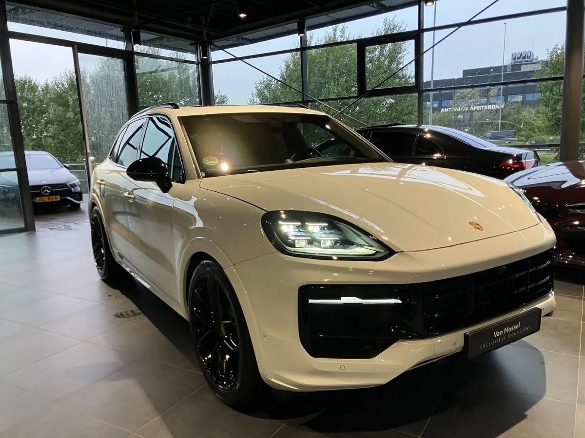 3.0 E-Hybrid Black Edition | SPORTDESIGN | SPORTEINDPIJPEN | PASM LUCHTVERING | PANORAMA/SCHUIF-KANTELDAK | SPORTCHRONO | 22 INCH | SOFTCLOSE | HEAD-UP | 14-WEG STOELEN | ADAPTIVE CRUISE CON