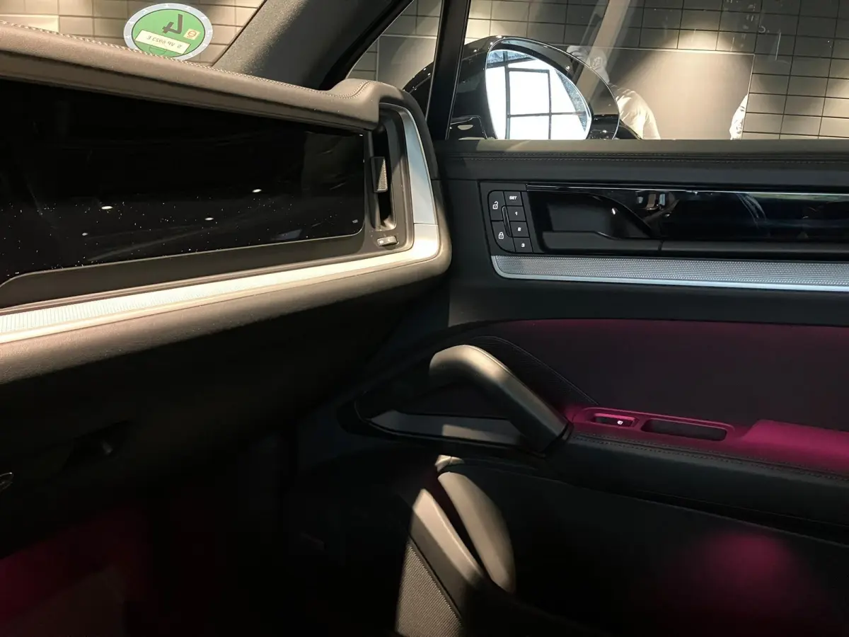 3.0 E-Hybrid Black Edition | SPORTDESIGN | SPORTEINDPIJPEN | PASM LUCHTVERING | PANORAMA/SCHUIF-KANTELDAK | SPORTCHRONO | 22 INCH | SOFTCLOSE | HEAD-UP | 14-WEG STOELEN | ADAPTIVE CRUISE CON