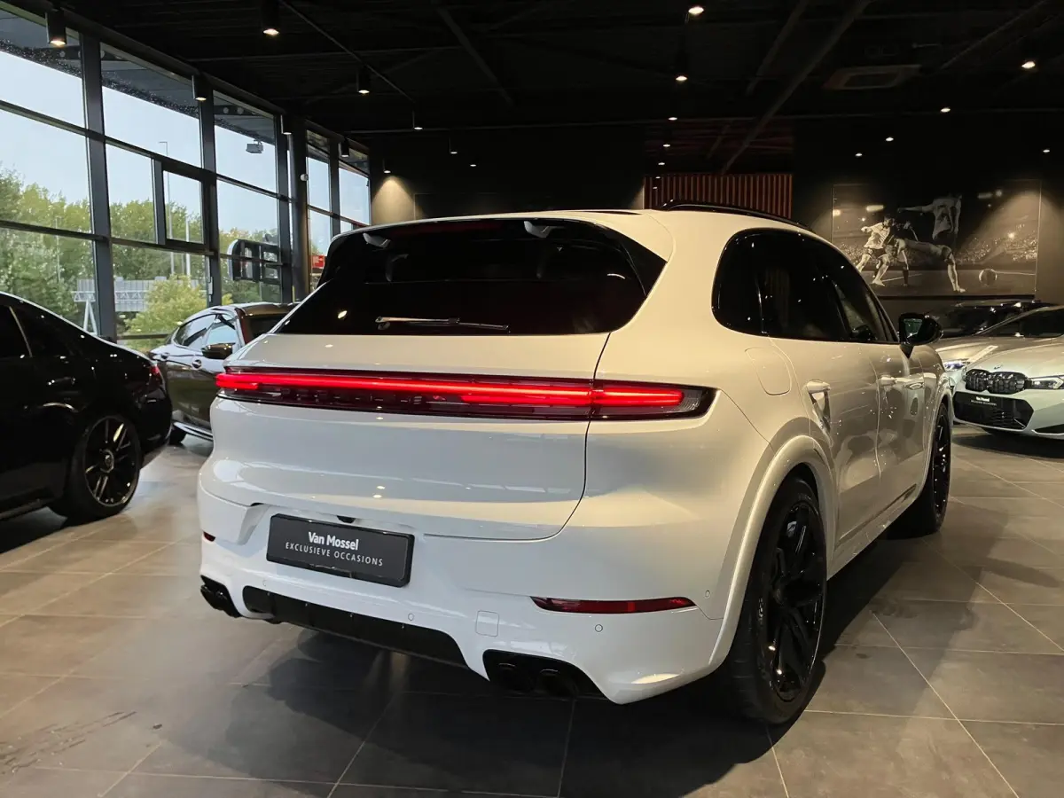 3.0 E-Hybrid Black Edition | SPORTDESIGN | SPORTEINDPIJPEN | PASM LUCHTVERING | PANORAMA/SCHUIF-KANTELDAK | SPORTCHRONO | 22 INCH | SOFTCLOSE | HEAD-UP | 14-WEG STOELEN | ADAPTIVE CRUISE CON