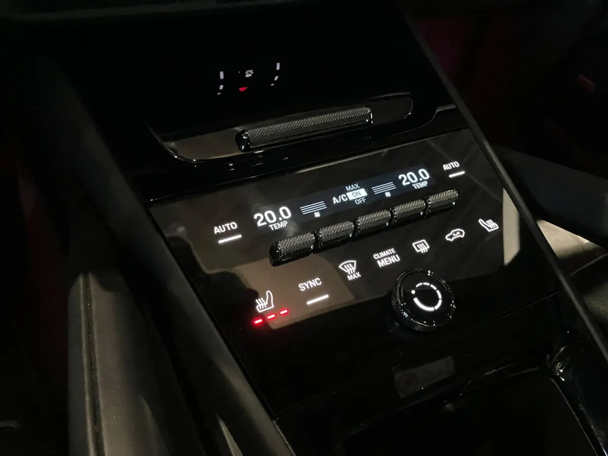 3.0 E-Hybrid Black Edition | SPORTDESIGN | SPORTEINDPIJPEN | PASM LUCHTVERING | PANORAMA/SCHUIF-KANTELDAK | SPORTCHRONO | 22 INCH | SOFTCLOSE | HEAD-UP | 14-WEG STOELEN | ADAPTIVE CRUISE CON