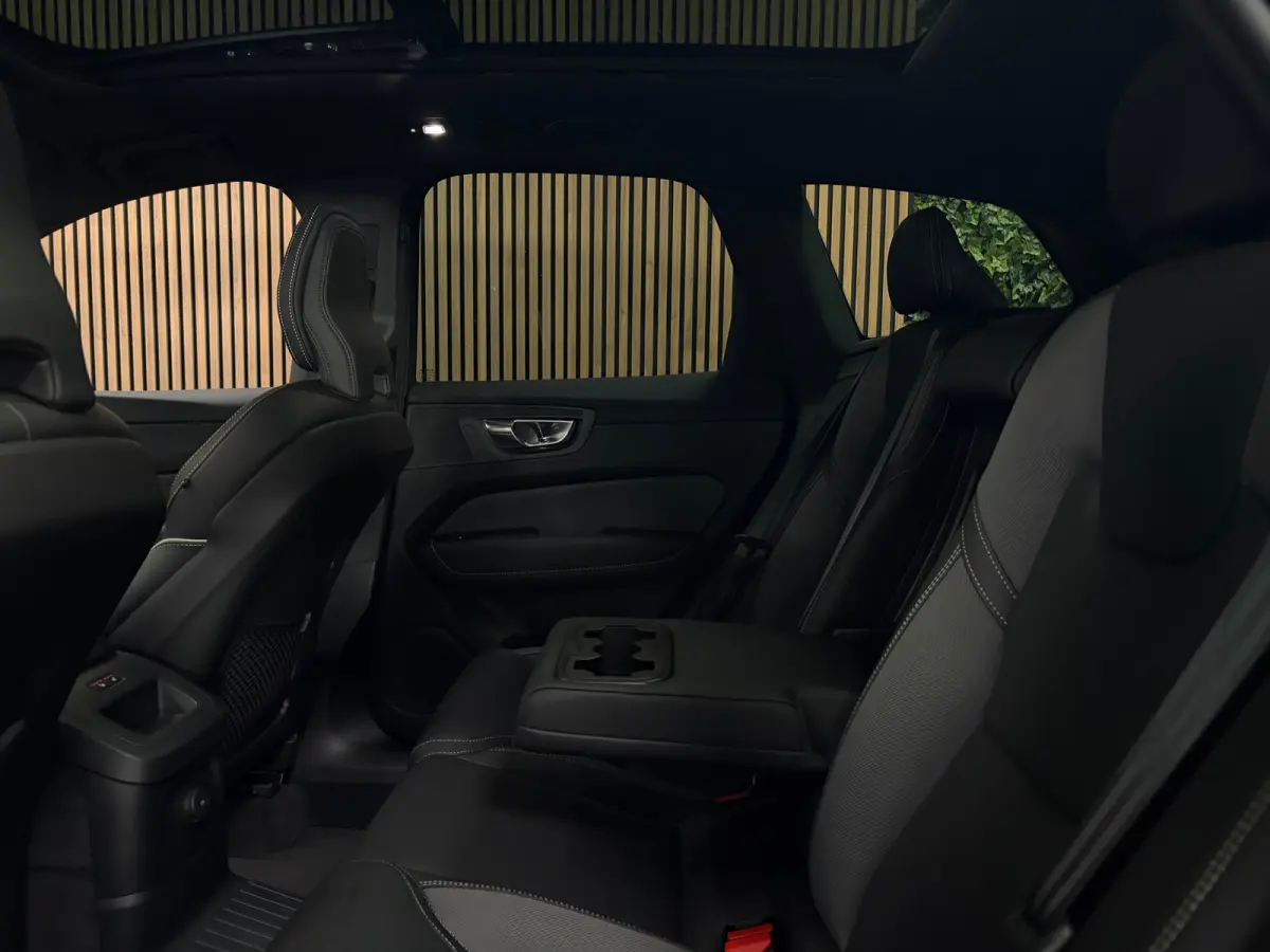 T8 AWD Recharge Ultra Black Edition | Luchtvering | Trekhaak | 360° Camera | 455pk | Head-Up Display | Adaptieve Cruise Control | Stoelverwarming voor+achter | Stuurwielverwarming | Schuifd