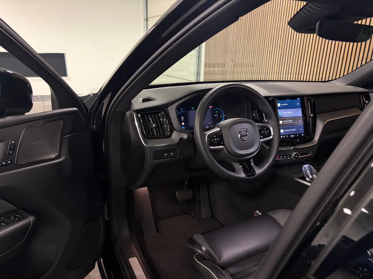 T8 AWD Recharge Ultra Black Edition | Luchtvering | Trekhaak | 360° Camera | 455pk | Head-Up Display | Adaptieve Cruise Control | Stoelverwarming voor+achter | Stuurwielverwarming | Schuifd