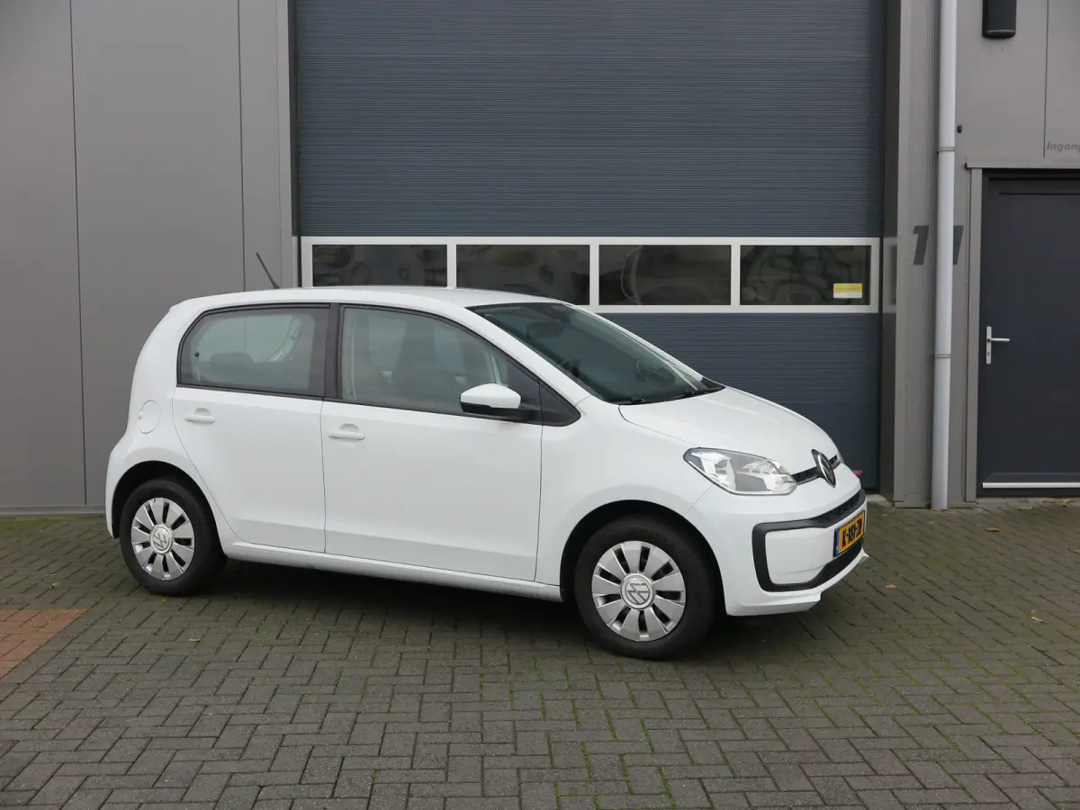 Up! 1.0 60pk , Cruisecontrol , Navigatie, Camera , Maps & More , Parkeersensoren. DAB+ , Smartphone integratie, etc .