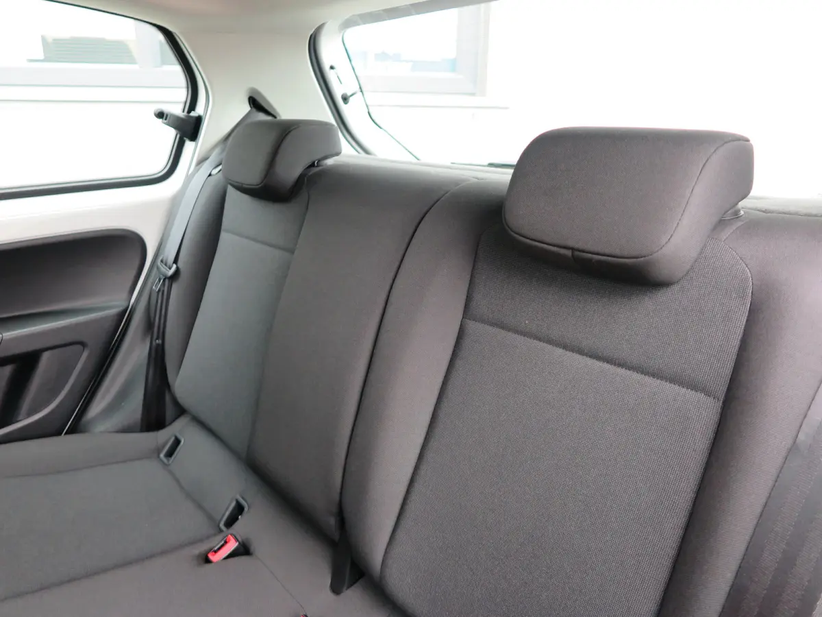 Up! 1.0 60pk , Cruisecontrol , Navigatie, Camera , Maps & More , Parkeersensoren. DAB+ , Smartphone integratie, etc .
