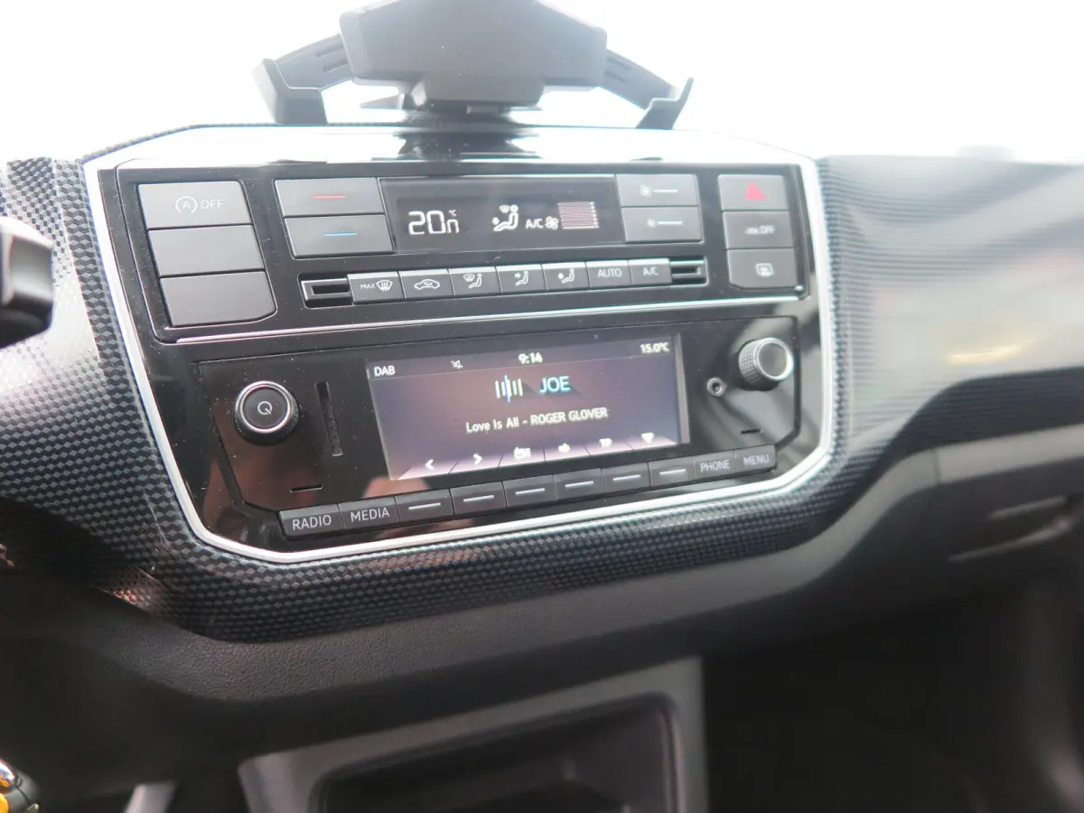 Up! 1.0 60pk , Cruisecontrol , Navigatie, Camera , Maps & More , Parkeersensoren. DAB+ , Smartphone integratie, etc .