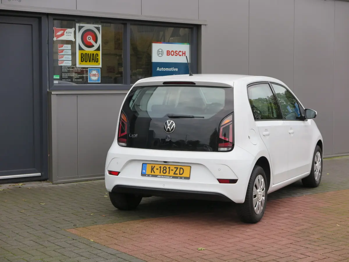 Up! 1.0 60pk , Cruisecontrol , Navigatie, Camera , Maps & More , Parkeersensoren. DAB+ , Smartphone integratie, etc .