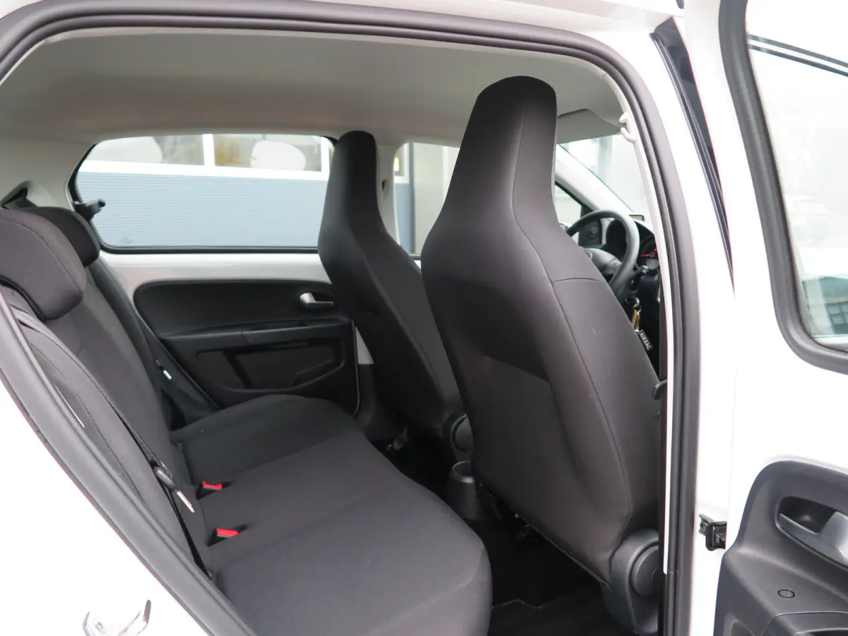Up! 1.0 60pk , Cruisecontrol , Navigatie, Camera , Maps & More , Parkeersensoren. DAB+ , Smartphone integratie, etc .