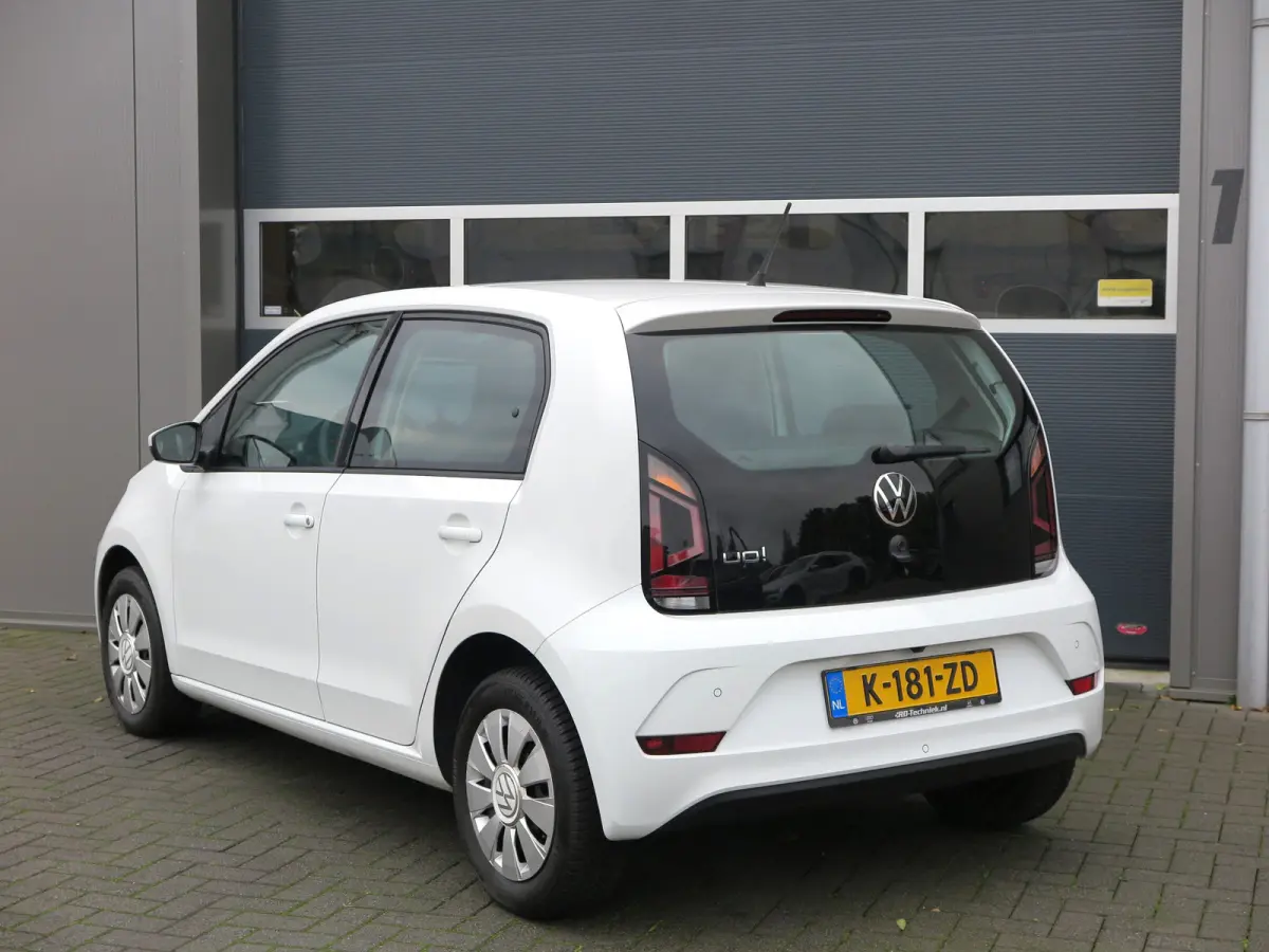 Up! 1.0 60pk , Cruisecontrol , Navigatie, Camera , Maps & More , Parkeersensoren. DAB+ , Smartphone integratie, etc .