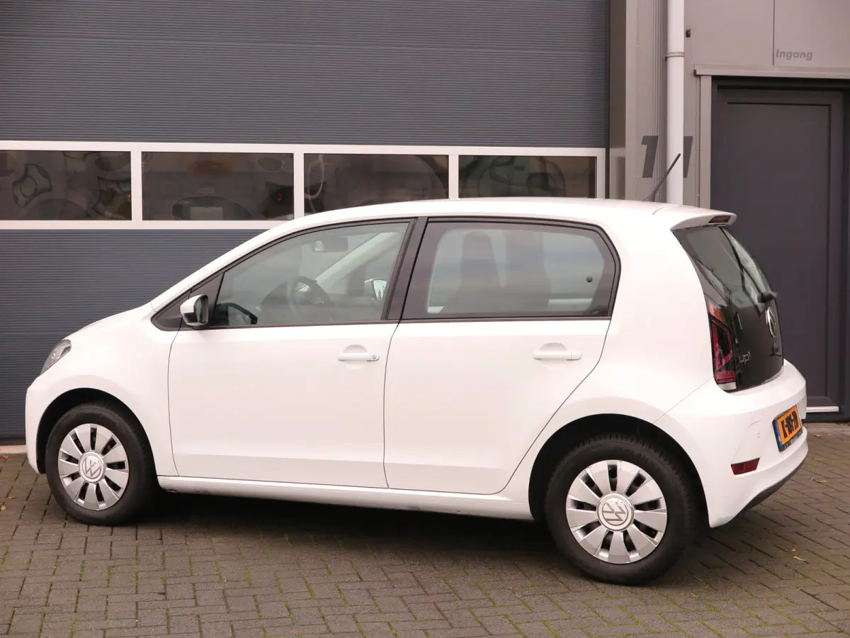 Up! 1.0 60pk , Cruisecontrol , Navigatie, Camera , Maps & More , Parkeersensoren. DAB+ , Smartphone integratie, etc .