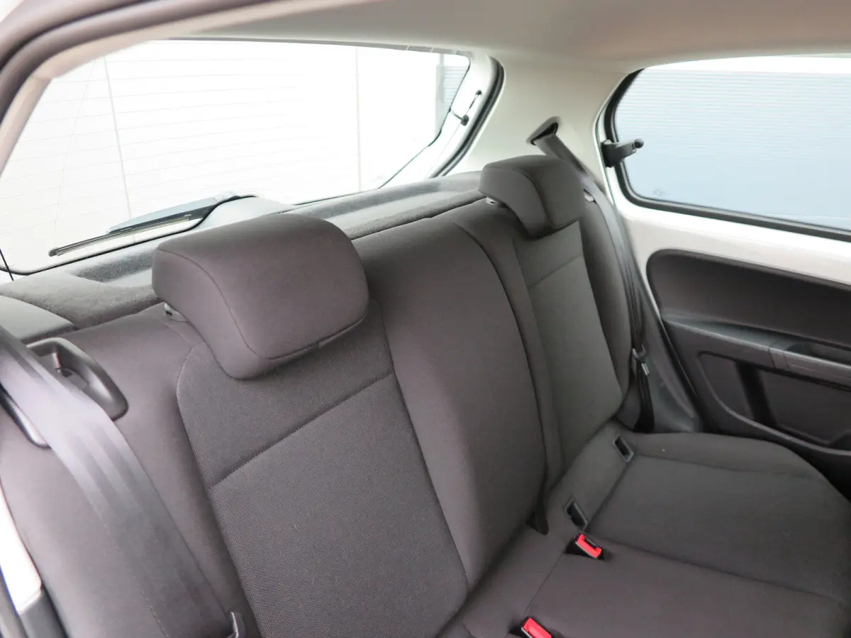 Up! 1.0 60pk , Cruisecontrol , Navigatie, Camera , Maps & More , Parkeersensoren. DAB+ , Smartphone integratie, etc .