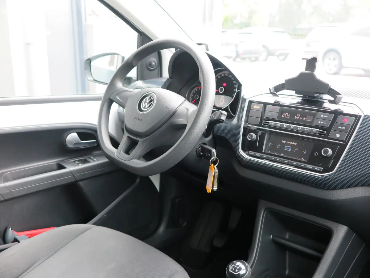 Up! 1.0 60pk , Cruisecontrol , Navigatie, Camera , Maps & More , Parkeersensoren. DAB+ , Smartphone integratie, etc .