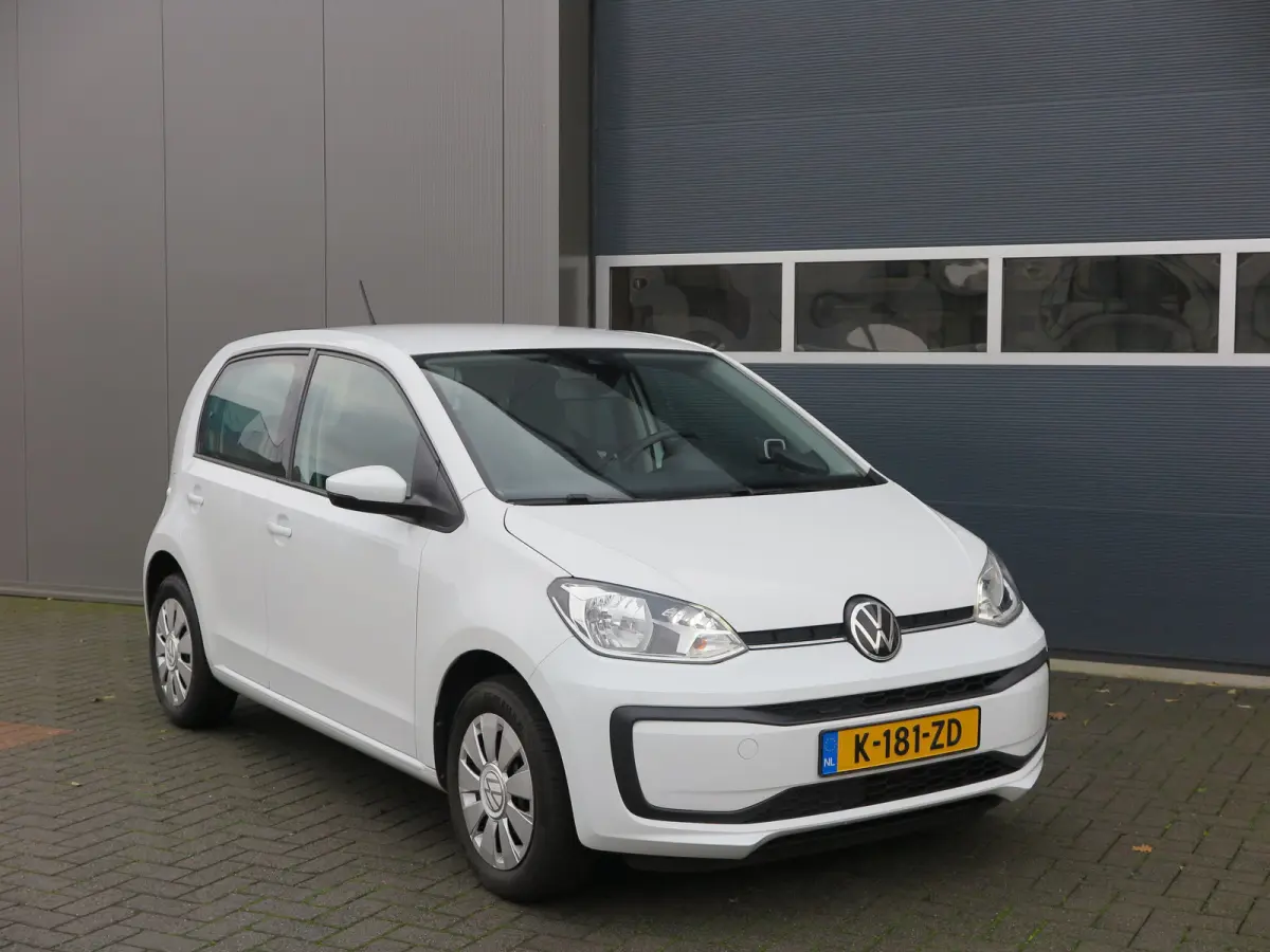 Up! 1.0 60pk , Cruisecontrol , Navigatie, Camera , Maps & More , Parkeersensoren. DAB+ , Smartphone integratie, etc .