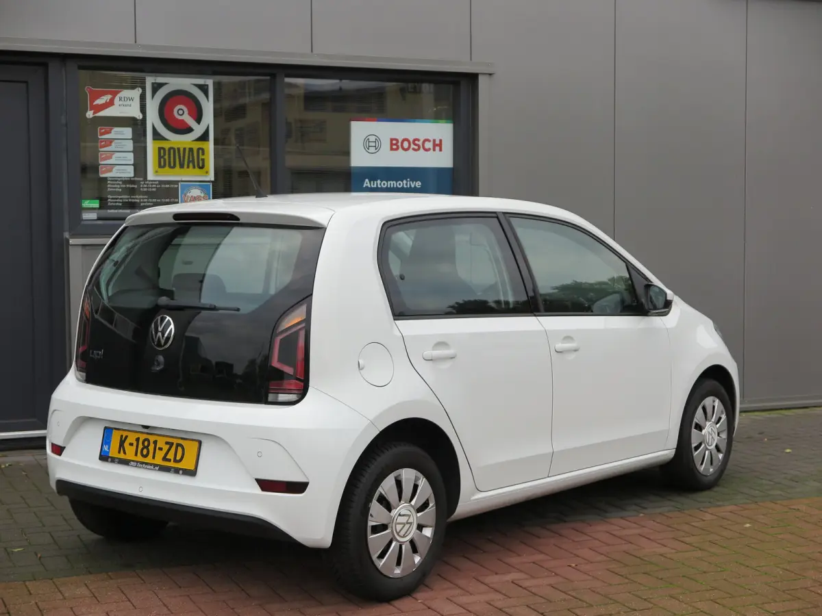 Up! 1.0 60pk , Cruisecontrol , Navigatie, Camera , Maps & More , Parkeersensoren. DAB+ , Smartphone integratie, etc .