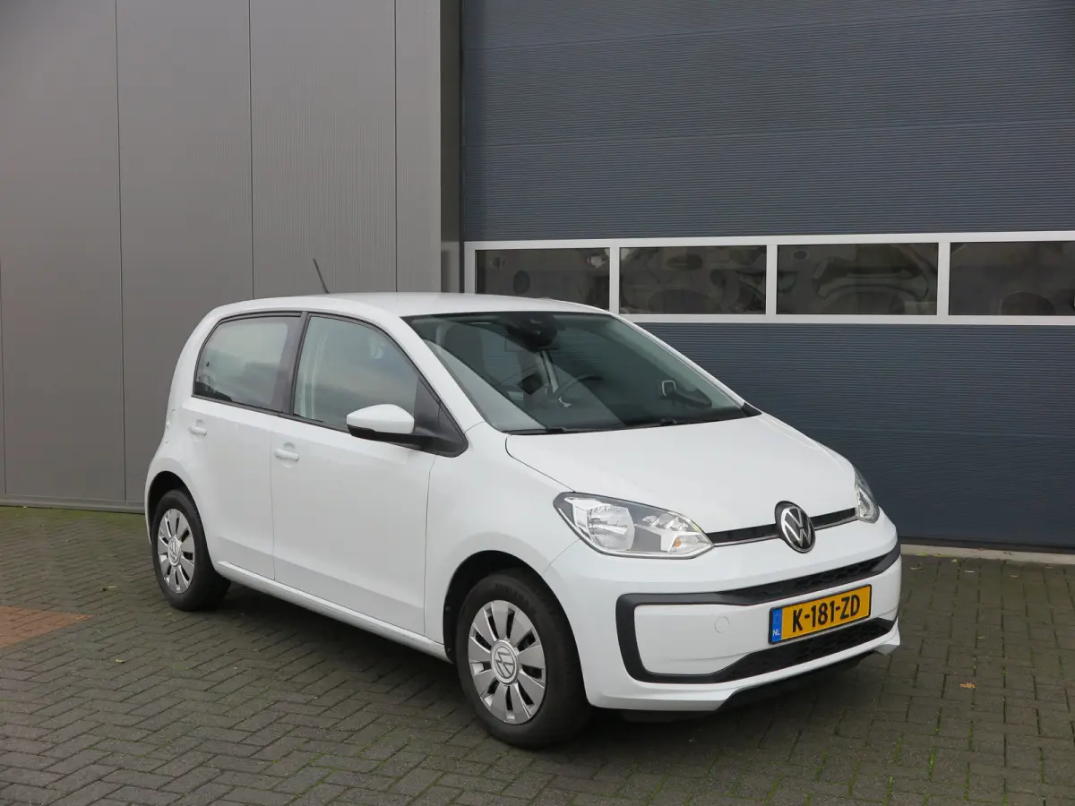 Up! 1.0 60pk , Cruisecontrol , Navigatie, Camera , Maps & More , Parkeersensoren. DAB+ , Smartphone integratie, etc .