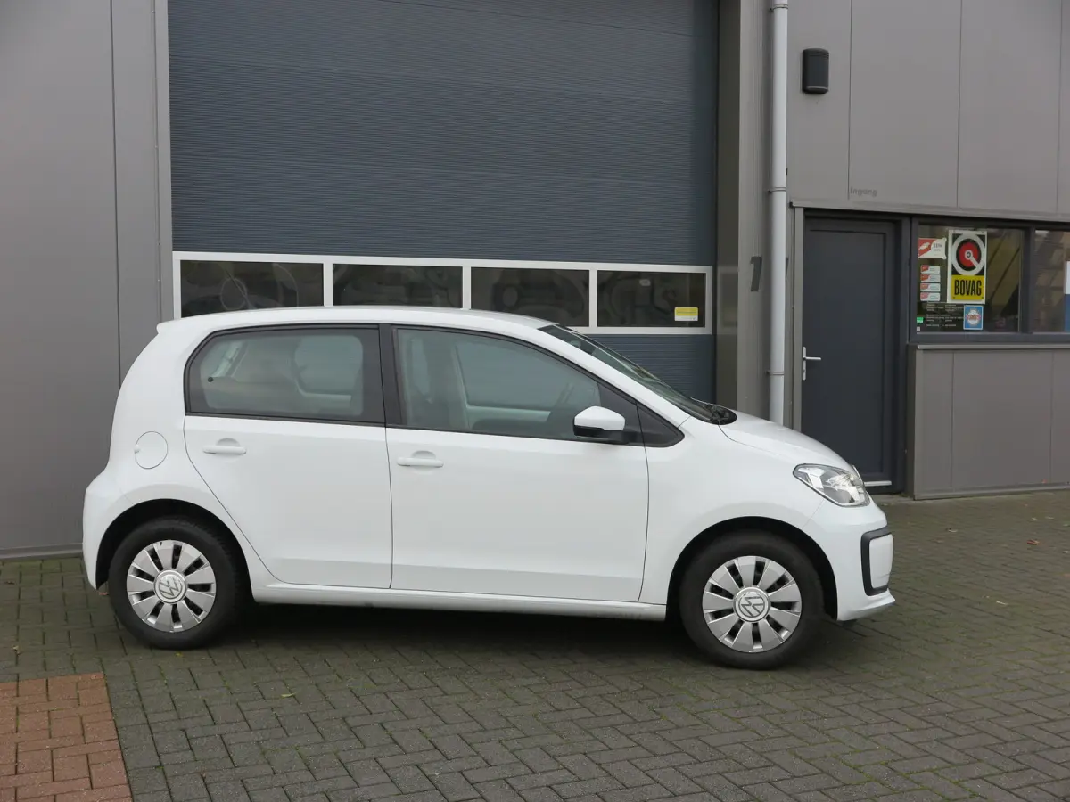 Up! 1.0 60pk , Cruisecontrol , Navigatie, Camera , Maps & More , Parkeersensoren. DAB+ , Smartphone integratie, etc .