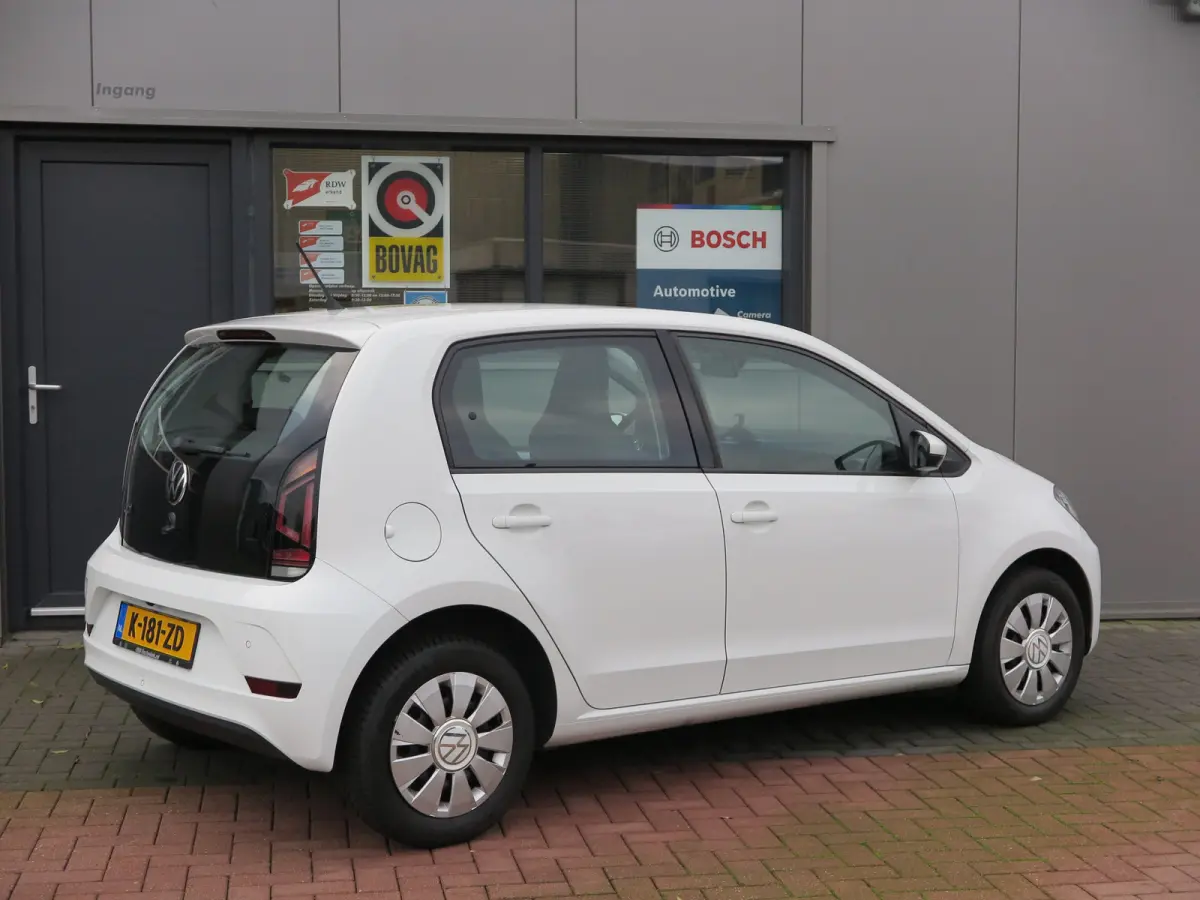 Up! 1.0 60pk , Cruisecontrol , Navigatie, Camera , Maps & More , Parkeersensoren. DAB+ , Smartphone integratie, etc .