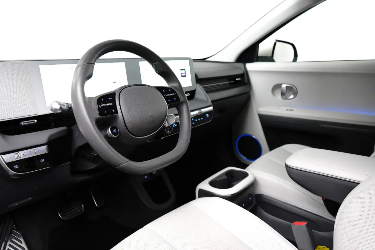 Lounge 77.4 kWh | Navigatie | Elektrisch verstelb. bestuurdersstoel | Stuur- & Stoelverwarming | 360 Graden Camera | Apple Carplay & Android Auto |