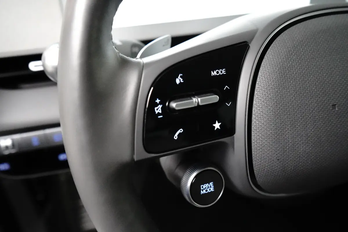 Lounge 77.4 kWh | Navigatie | Elektrisch verstelb. bestuurdersstoel | Stuur- & Stoelverwarming | 360 Graden Camera | Apple Carplay & Android Auto |