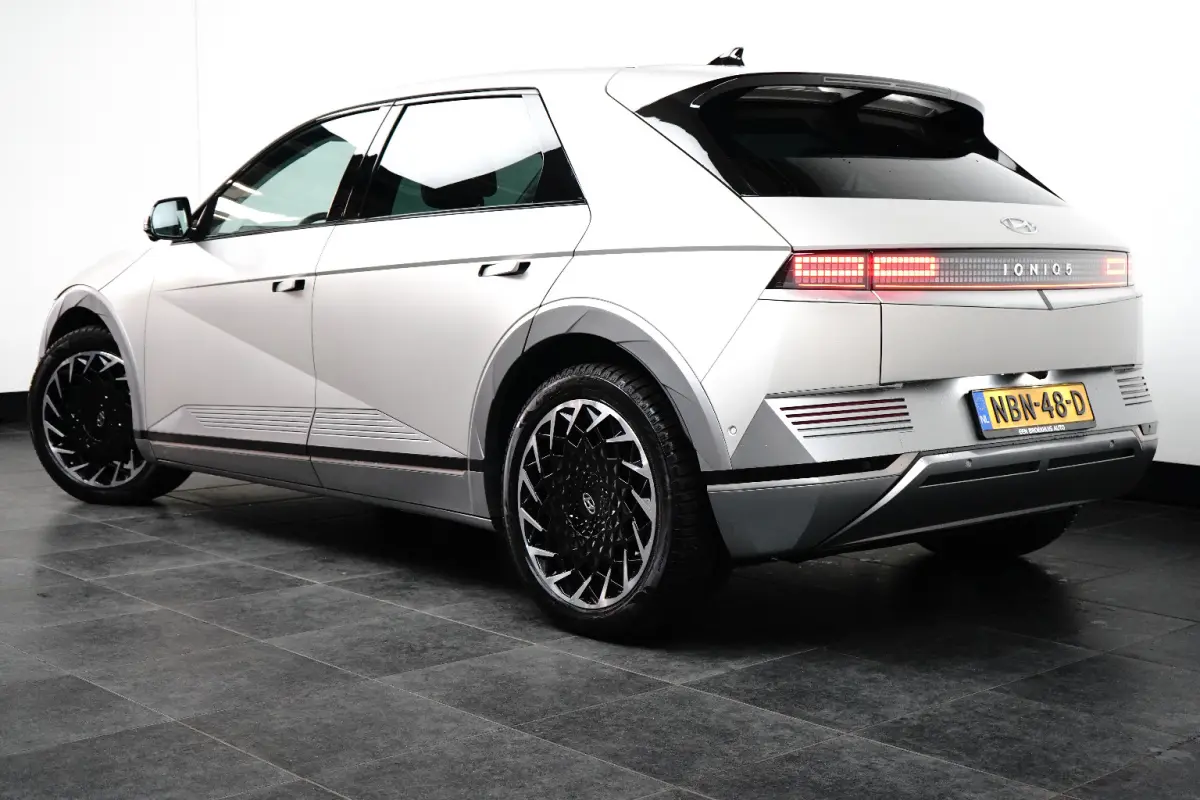 Lounge 77.4 kWh | Navigatie | Elektrisch verstelb. bestuurdersstoel | Stuur- & Stoelverwarming | 360 Graden Camera | Apple Carplay & Android Auto |