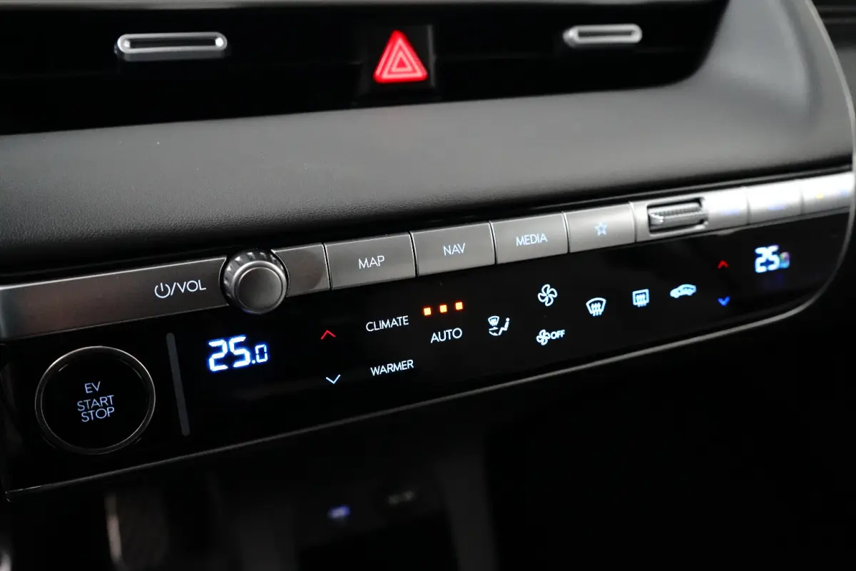Lounge 77.4 kWh | Navigatie | Elektrisch verstelb. bestuurdersstoel | Stuur- & Stoelverwarming | 360 Graden Camera | Apple Carplay & Android Auto |