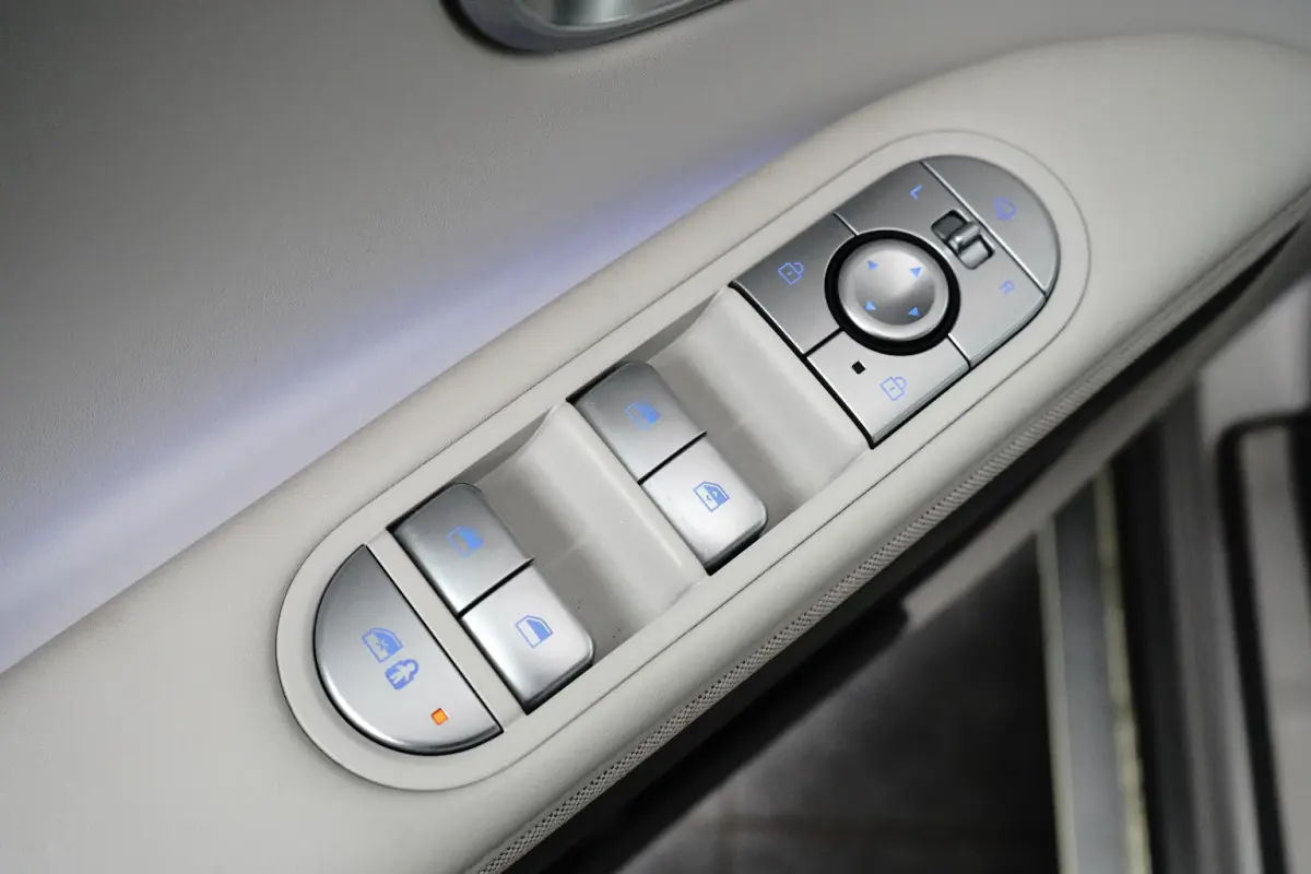 Lounge 77.4 kWh | Navigatie | Elektrisch verstelb. bestuurdersstoel | Stuur- & Stoelverwarming | 360 Graden Camera | Apple Carplay & Android Auto |