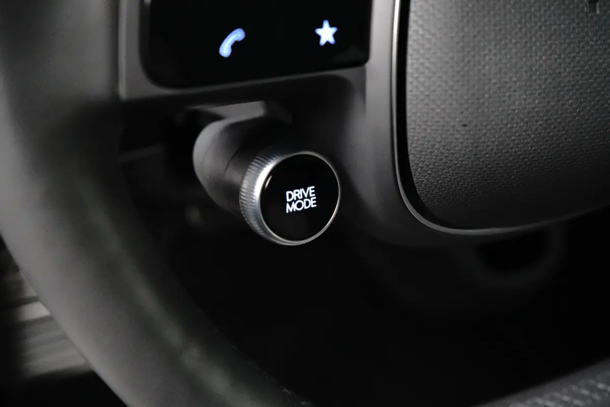 Lounge 77.4 kWh | Navigatie | Elektrisch verstelb. bestuurdersstoel | Stuur- & Stoelverwarming | 360 Graden Camera | Apple Carplay & Android Auto |