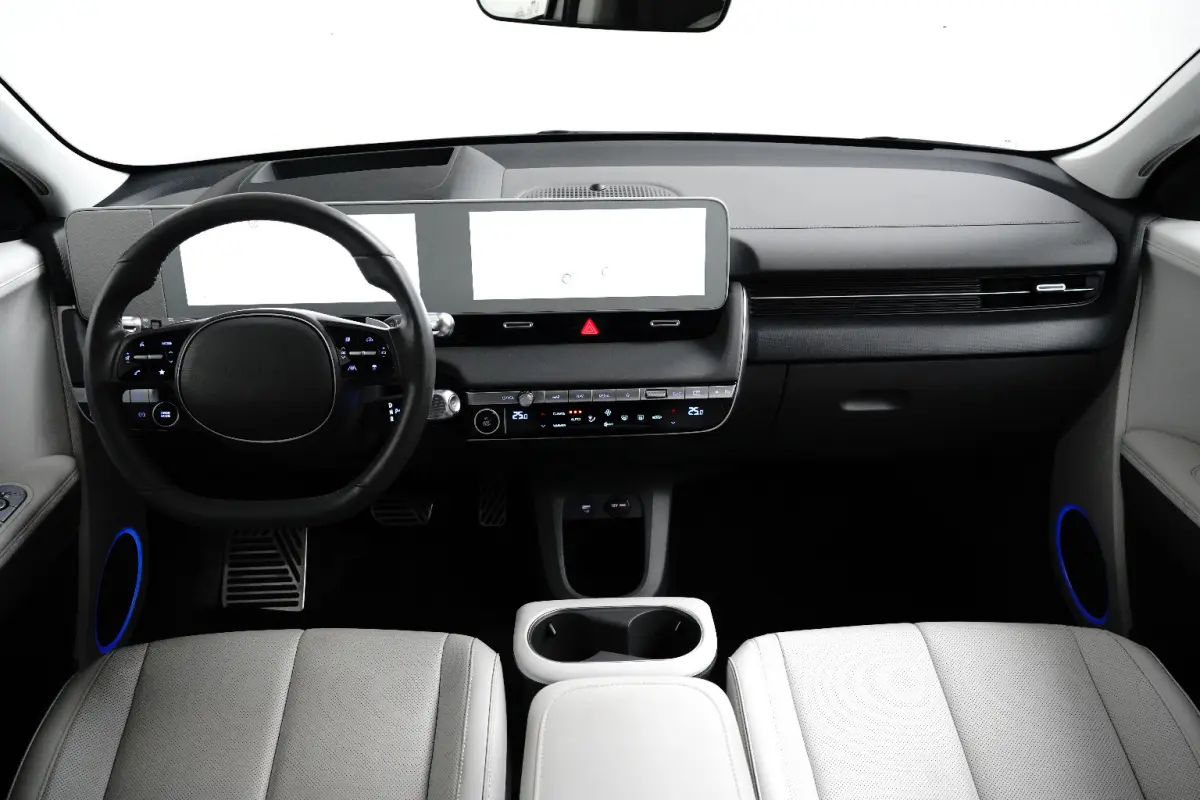 Lounge 77.4 kWh | Navigatie | Elektrisch verstelb. bestuurdersstoel | Stuur- & Stoelverwarming | 360 Graden Camera | Apple Carplay & Android Auto |