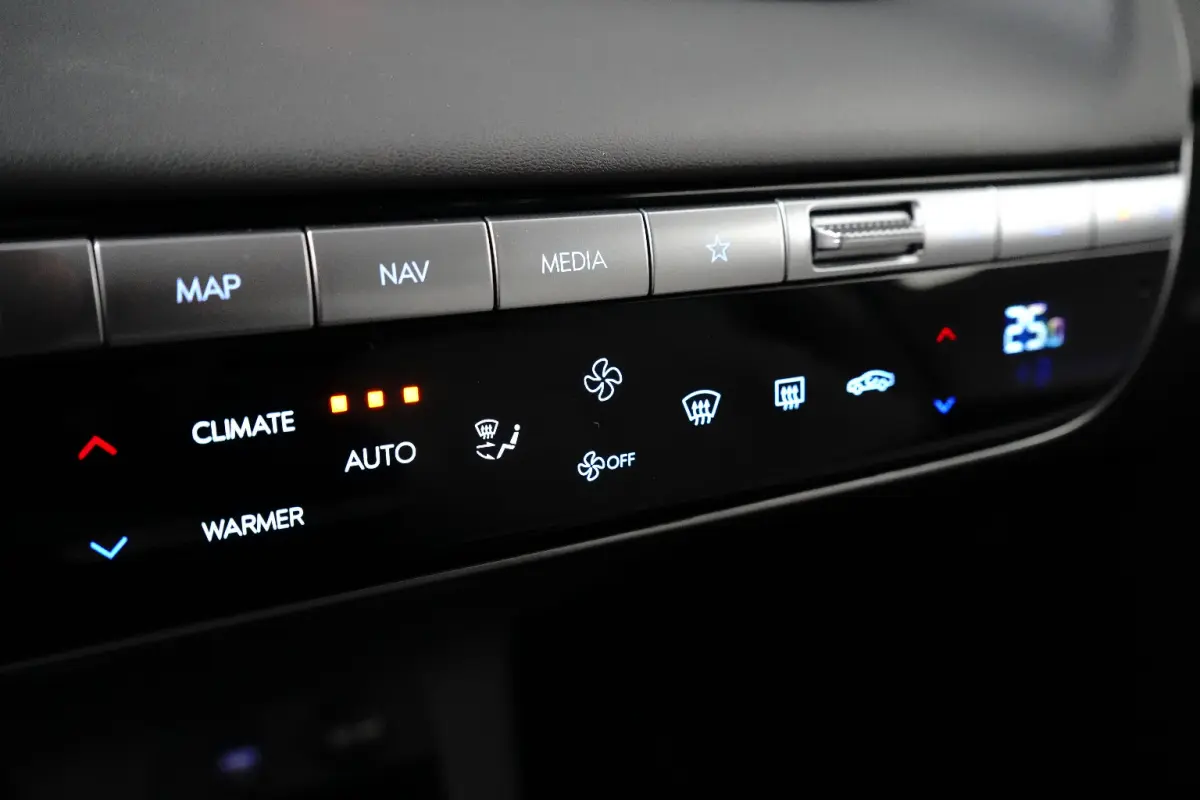 Lounge 77.4 kWh | Navigatie | Elektrisch verstelb. bestuurdersstoel | Stuur- & Stoelverwarming | 360 Graden Camera | Apple Carplay & Android Auto |
