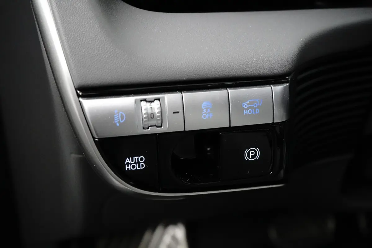 Lounge 77.4 kWh | Navigatie | Elektrisch verstelb. bestuurdersstoel | Stuur- & Stoelverwarming | 360 Graden Camera | Apple Carplay & Android Auto |