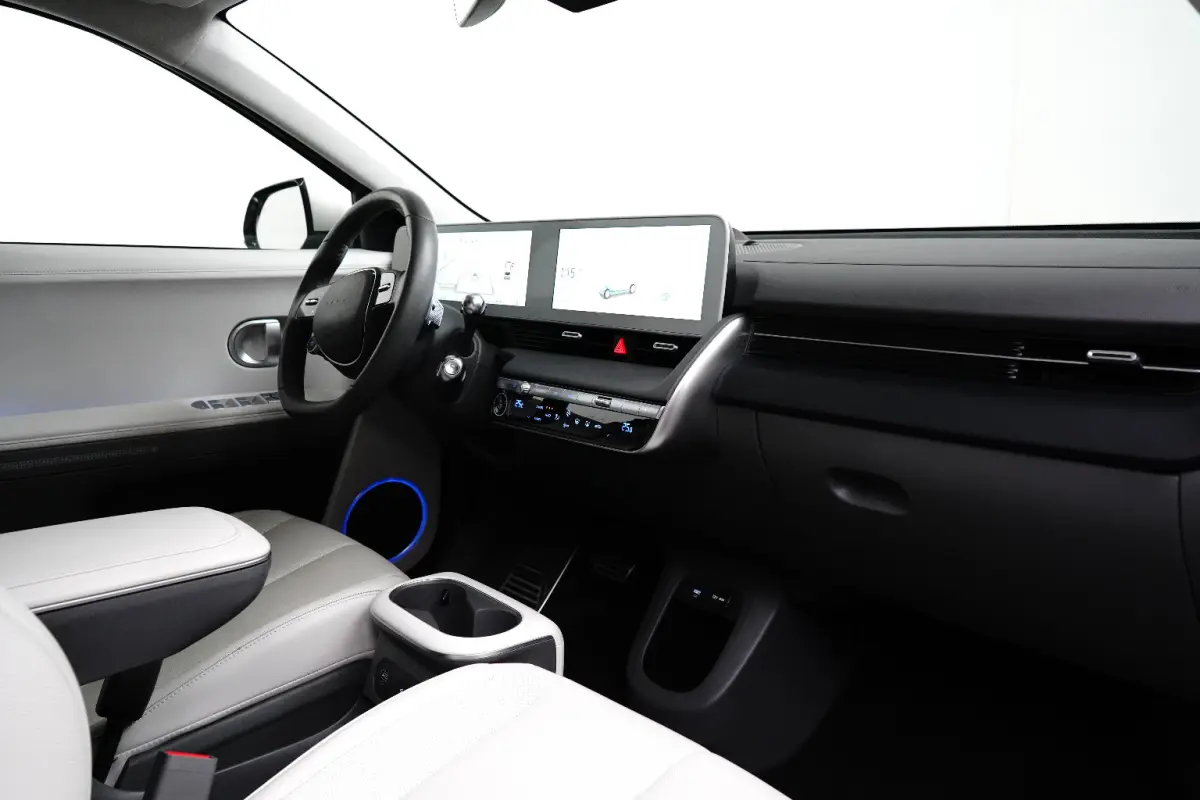 Lounge 77.4 kWh | Navigatie | Elektrisch verstelb. bestuurdersstoel | Stuur- & Stoelverwarming | 360 Graden Camera | Apple Carplay & Android Auto |