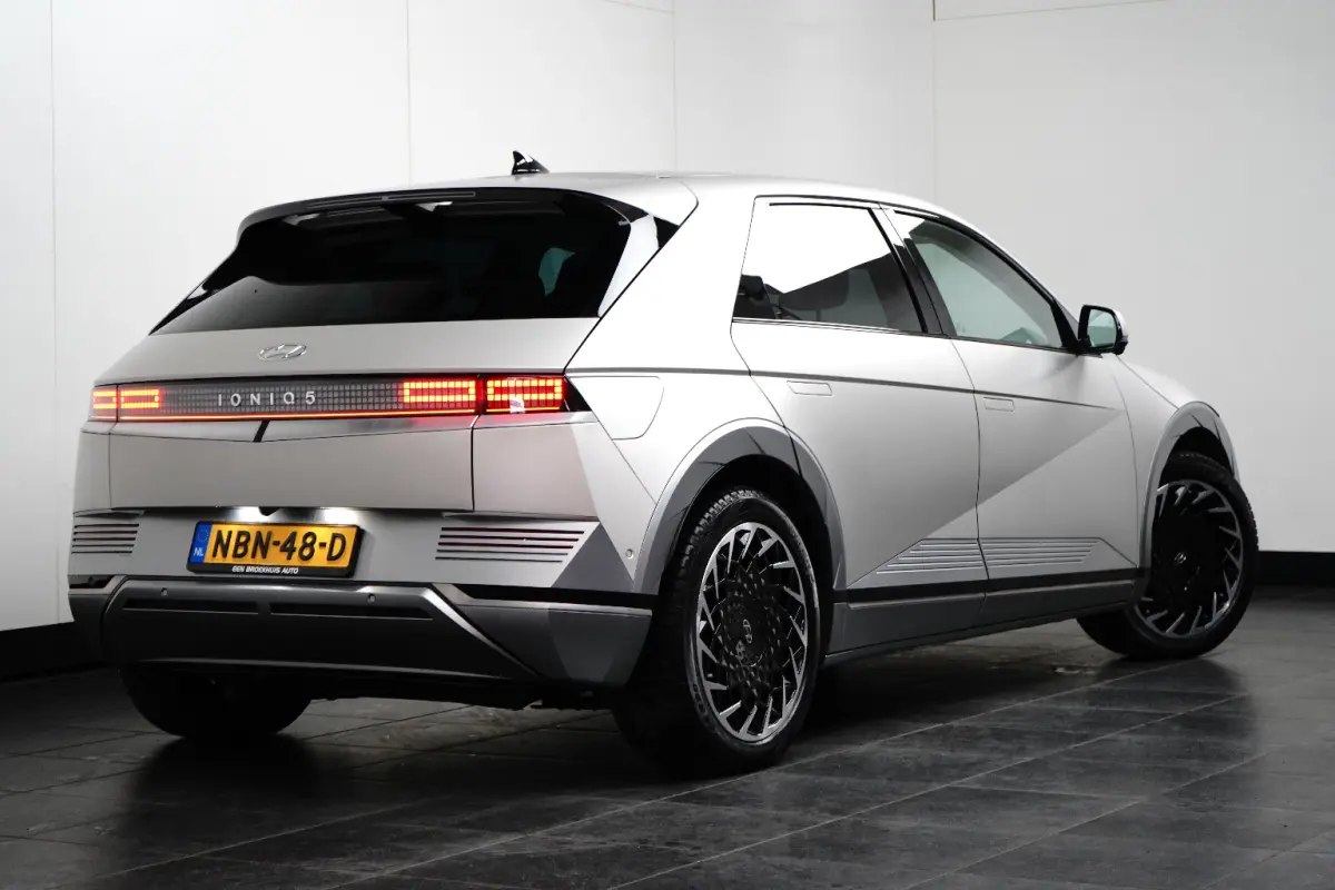 Lounge 77.4 kWh | Navigatie | Elektrisch verstelb. bestuurdersstoel | Stuur- & Stoelverwarming | 360 Graden Camera | Apple Carplay & Android Auto |